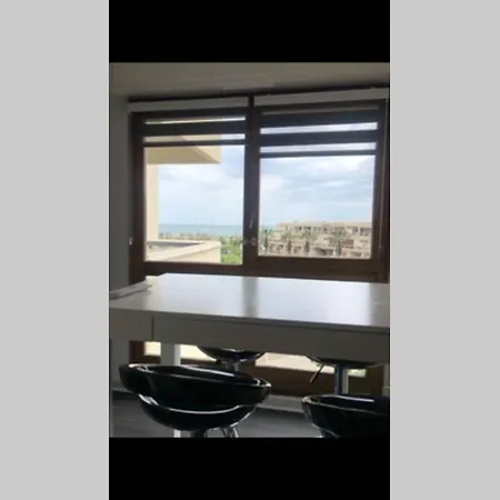 Apartment Climatise Vue Et Port